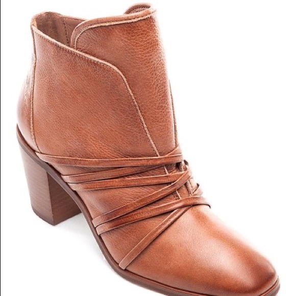 Bernardo Cognac Tumbled Oil Leather Booties  S 6.5 - Picture 2 of 9